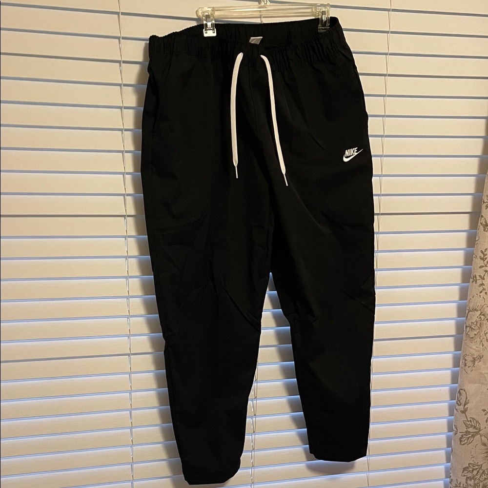Nike Men's Black Woven Twill Tapered Sweatpants